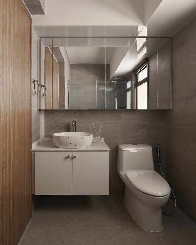 HDB bathroom design with mirror above washing area for functional, clean, and modern comfort space